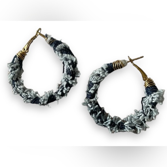 Beautiful loop earrings, handmade with upcycled jeans - Picture 3 of 4